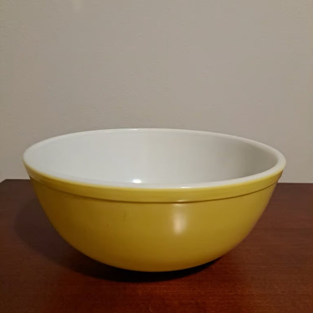 Pyrex Vintage 404 Yellow Primary Colors 4 Quart Mixing Bowl